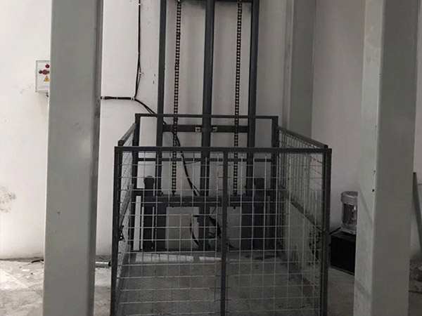 单导轨升降机
