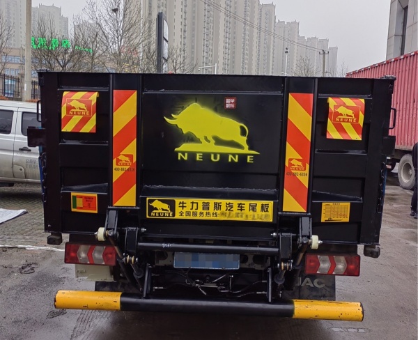 折叠式汽车尾板
