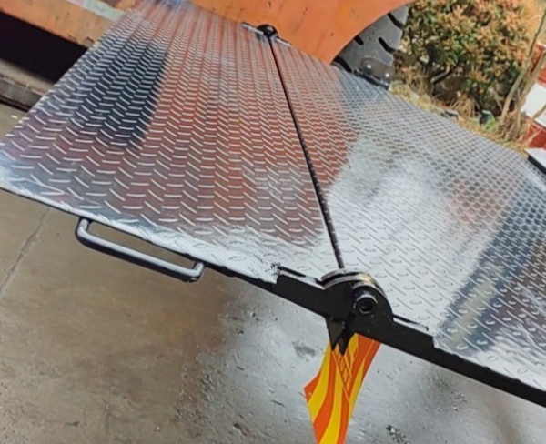折叠式汽车尾板