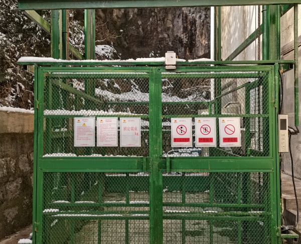 导轨式升降货梯（室外用）
